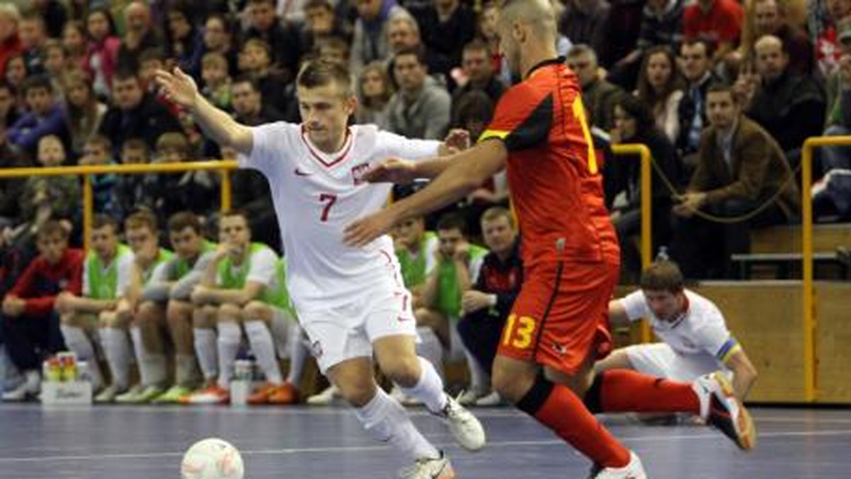 W pierwszym meczu towarzyskiego turnieju rozgrywanego w Krośnie, reprezentacja Polski w futsalu rozgromiła ekipę Gibraltaru 13:1 (6:1).