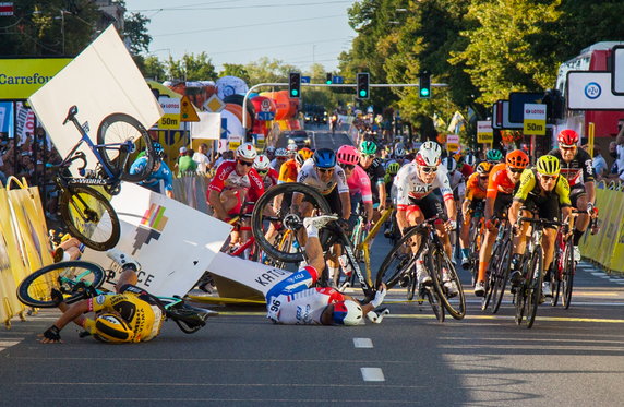 Do wypadku doszło tuż przed metą pierwszego etapu 77. Tour de Pologne w Katowicach. Jakobsen, spychany przez swojego rodaka Dylana Groenewegena na prawą stronę jezdni, uderzył z ogromnym impetem w barierki i wyłamał je, zderzając się z sędzią obsługującym fotokomórkę.