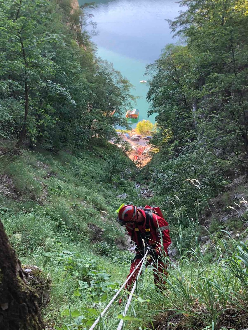 Detalj iz akcije izvlačenja tela nesrećnog filmadžije koji je u četvrtak poginuo na Tari