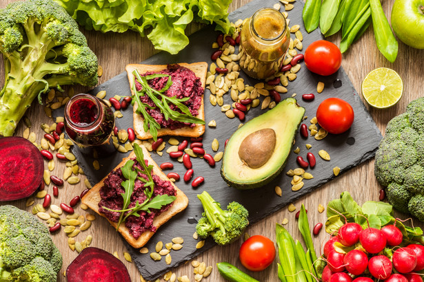 Dieta wegańska przyczynia się do obniżenia masy ciała i poprawy zdrowia serca
