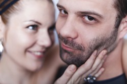 Oczywiście inaczej! Jak kobiety pokazują, że facet im się podoba, a jak widzą to mężczyźni?