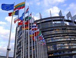 Timmermans grozi granicami Europie Środkowej, jeśli nie będzie solidarna ws. uchodźców