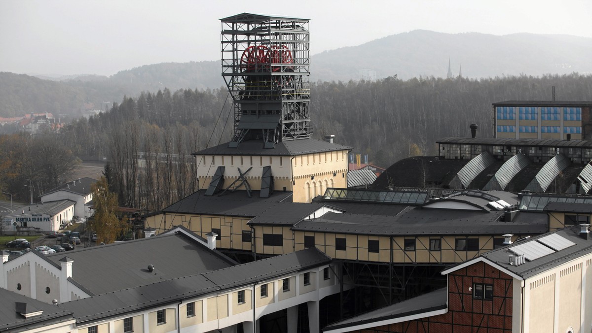 Park Wielokulturowy "Stara Kopalnia", który powstał w byłej Kopalni Węgla Kamiennego "Julia" w Wałbrzychu, został w niedzielę uroczyście otwarty. W zrewitalizowanej przestrzeni postindustrialnej swoje siedziby będą miały wałbrzyskie instytucje kultury.