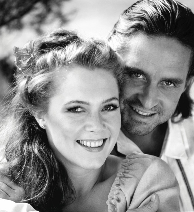 Ketlin I Majkl Daglas u filmu "Romancing the Stone" iz 1984.