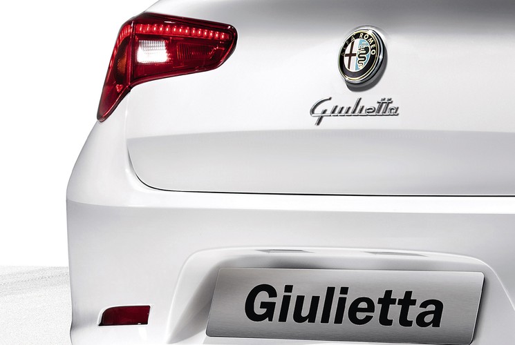 W opanowaniu auta pomoże Alfa DNA - system, który dostosuje reakcję Giulietty do różnych stylów jazdy i warunków drogowych. Kierowca przełącznikiem ustawićsamochód w jednym z trzech trybów - Dynamic, Normal lub All Weather.