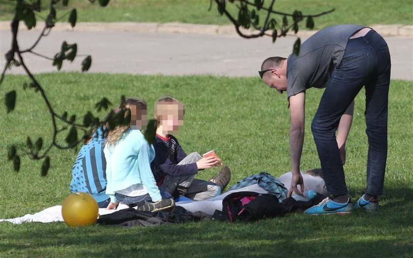 Aktor "Licencji na wychowanie" z dziećmi na pikniku. Foto