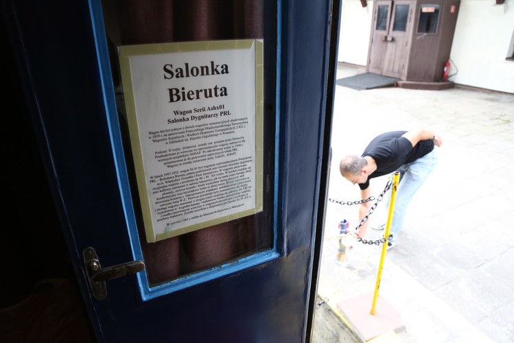 Salonka to luksusowy wagon sypialny z bogato zdobionym gabinetem pierwszego przywódcy PRL. Wagon Bieruta jest jednym z najcenniejszych eksponatów Muzeum, jednak ze względu na delikatne materiały użyte do wykończenia i niszczący wpływ warunków pogodowych na wyposażenie wagonu, nie jest on na stałe udostępniany zwiedzającym. <br><br>fot.  (mr) PAP/Tomasz Gzell