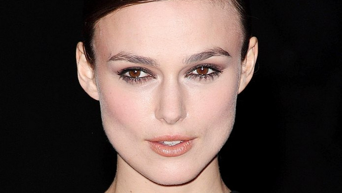 Huragan rozstań ciągle sieje spustoszenie w Hollywood! Aktorka Keira Knightley, po pięciu latach związku, rozstała się z aktorem Rupertem Friendem. Czarna lista rozstań par z okładek kolorowych magazynów ciągle się wydłuża. Spotkali się kiedy mieli po dwadzieścia lat. Młoda aktorka, zaraz po wyjściu z wieku nastoletniego, znalazła się w doskonałym momencie swojej kariery i potrafiła utrzymać swój związek przez pięć lat. Rupert Freind, którego spotkała w 2005 roku na planie filmu "Duma i uprzedzenie", nie koniecznie przyczynił się do jej sukcesu… Plotki o ich rozstaniu pojawiły się już przed Świętami Bożego Narodzenia, a teraz, informację potwierdził ojciec młodej aktorki. "Tak, rozstali się. Takie jest niestety życie. Nie mamy wyboru, musimy się do tego przyzwyczaić. Byli razem już od jakiegoś czasu, więc rozstanie nie jest łatwe. Na dzień dzisiejszy, Keira koncentruje się na pracy." Dwudziestopięcioletnia Keira Knightley jest dopiero u progu kariery aktorskiej i na przedkładanie ponad nią życia uczuciowego jest jeszcze dla niej za wcześnie. Nie wiemy na razie, jakie są prawdziwe przyczyny rozstania, ale wiemy, że aktorka skupia się teraz na aktualnych projektach filmowych. W najbliższym czasie, pojawi się na deskach londyńskiego Comedy Theatre w nowej sztuce zatytułowanej "The Children's Hour". W połowie lutego zobaczymy ją zaś obok Guillaume`a Caneta, Sama Worthingtona i Evy Mendes w filmie "Last night", gdzie wcieli się w rolę młodej kobiety, która zastanawia się czy jej miłość z czasów młodości może okazać się tą najważniejszą. No proszę, co za historia… Źródło: Gala.pl (zdj.BE&amp;W)