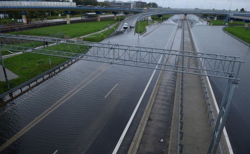 Deszcz zaskoczył kierowców