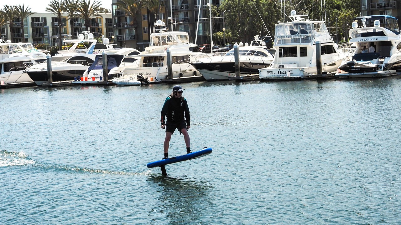 "Afera KPO". Ministerstwo Śledzia i Wódki wypożycza lewitujące deski surfingowe