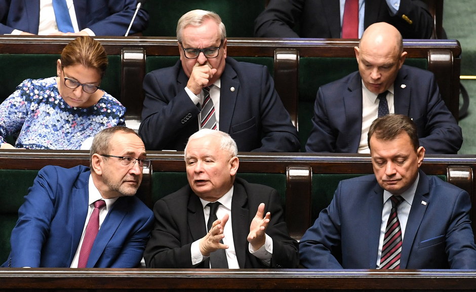 Od lewej w pierwszym rzędzie: Jacek Bogucki, Jarosław Kaczyński i Mariusz Błaszczak w 2018 r.