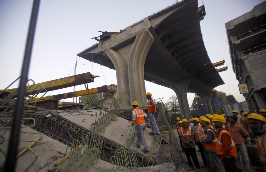 Spasioci pored ruževina nadvožnjaka u Mumbaju