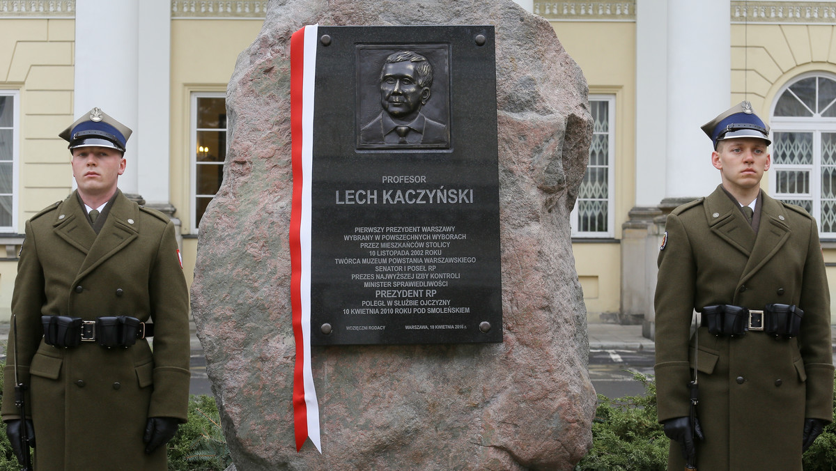 Tablice poświęcone prezydentowi Lechowi Kaczyńskiemu odsłonili dzisiaj na dziedzińcu Mazowieckiego Urzędu Wojewódzkiego oraz w sali konferencyjnej - której nadano imię zmarłego prezydenta - prezes PiS Jarosław Kaczyński, szef MSWiA Mariusz Błaszczak oraz wojewoda mazowiecki Zdzisław Sipiera.