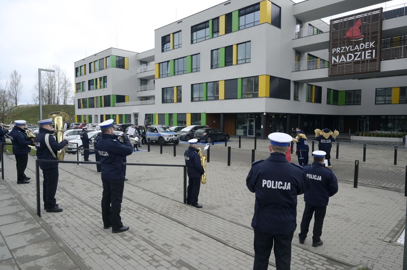 Policjanci zagrali chorym dzieciom pod oknami