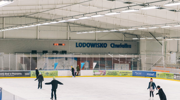 Wystarczy 400 zł, by zapisać dziecko na półkolonie. W ich ramach przygotowano dla dziewczynek i chłopców gry zespołowe, zajęcia z instruktorem sportu, wyjścia do kina, na basen, a także lodowisko. 