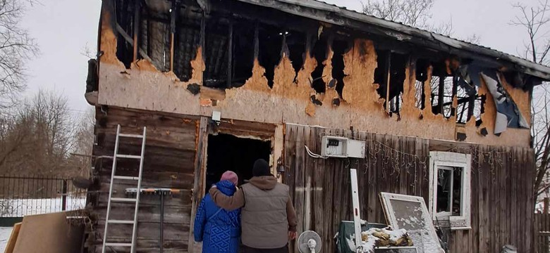 Stracili wymarzony dom w pożarze. Mieszkają w przyczepie. Potrzebują pomocy