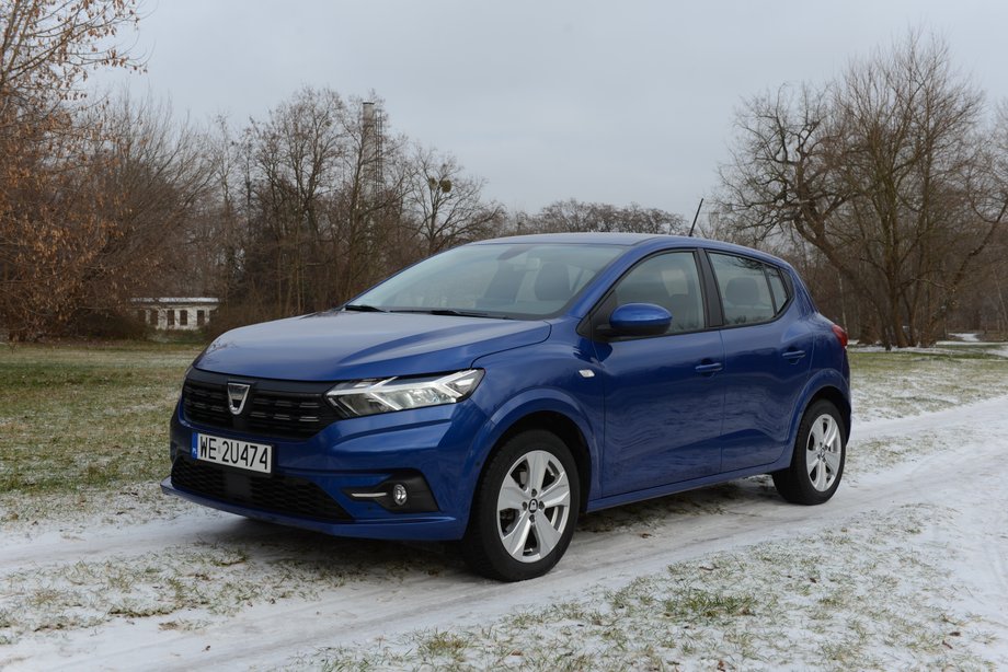 Dacia Sandero TCe 100 LPG to auto całkiem ładne. W jego sylwetce można wypatrzyć detale, które przywodzą na myśl poprzednie generacje Renault Clio. To jednak nie jest wada.