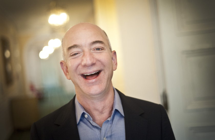 Jeff Bezos, założyciel Amazona. Jego majątek został wyceniony przez magazyn "Business Insider" w styczniu 2021 roku na 192 miliardy dolarów, co daje mu tytuł najbogatszego mieszkańca Ziemi.