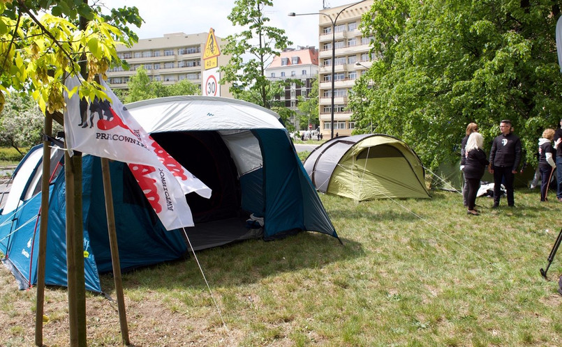 Na placu Na Rozdrożu w Warszawie – tuż obok siedziby Ministerstwa Sprawiedliwości – pojawią się namioty. Akcja współorganizowana jest przez prawie wszystkie działające w sądach związki zawodowe. Wspólnie domagają się one wzrostu płac o 1150 zł, z czego w tym roku oczekiwany przez związki zawodowe wzrost płac powinien osiągnąć 650 zł - informują organizatorzy z Porozumienie Związków Zawodowych Pracowników Wymiaru Sprawiedliwości. CZYTAJ TAKŻE