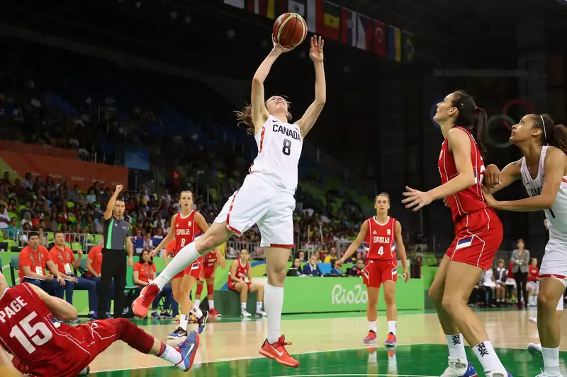 Kim Gaucher z Kanady oddaje strzał przeciwko Serbii podczas meczu koszykówki kobiet w trzecim dniu Igrzysk Olimpijskich w Rio 2016 r. / Zdjęcie: Christian Petersen/Getty Images