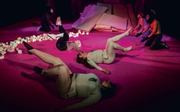 „Bang Bang” Jękota bywa efektowne, czasem nawet ożywczo bezczelne