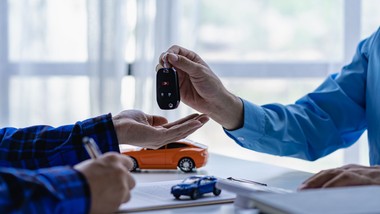 wziąć auto w leasing czy poczekać? ostrożnie z decyzją w grudniu