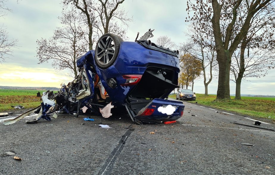 Peugeot dachował na DK22 fot. OSP Dobiegniew