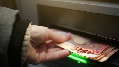 Hungarians send more than twice as much money abroad as they did a decade ago