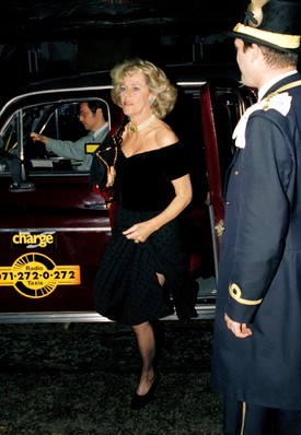 1995. Kamilla királyné egy, a londoni Ritzben tartott partin az egyik kedvenc ékszerét viselte, egy háromsoros gyöngynyakláncot, amely különlegessége és középpontja az akvamarinkő. (A váll nélküli ruha titulusából fakadóan ma már nem férne bele, így igazán furcsa ilyen ruhában látni!) 