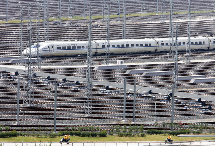 Gdyby ułożyć wszystkie tory kolejowe w Chinach w jednej linii, obiegłyby one Ziemię dwukrotnie. Ich długość wynosi 93 tys. kilometrów.