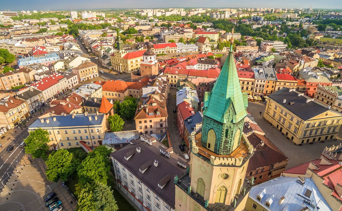 W Polsce szybko przybywa milionerów. Najbardziej widać ten trend na tzw. ścianie wschodniej