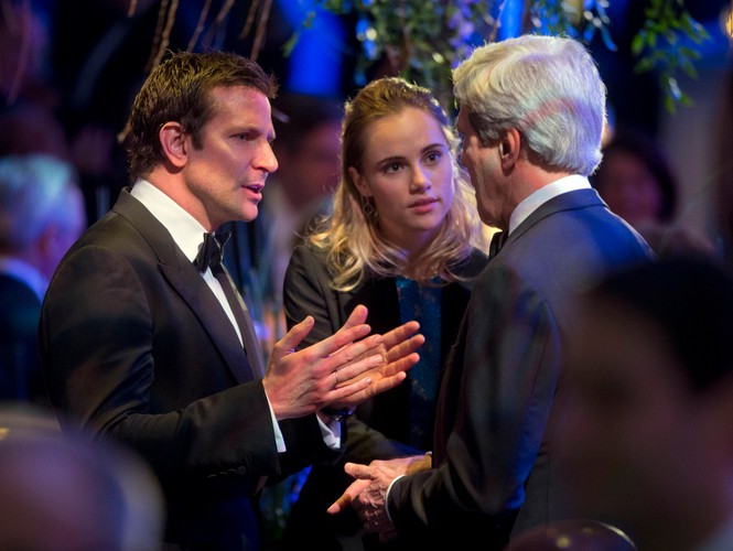 Suki Waterhouse i Bradley Cooper z amerykańskim Sekretarzem Stanu Johnem Kerrym