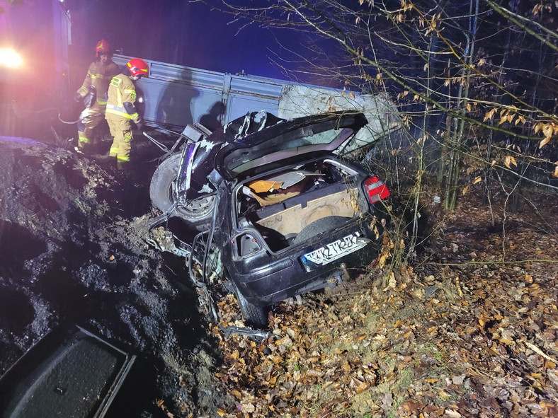 W wyniku zderzenia ciężarówki Volvo z osobowym Volkswagenem zginęły trzy osoby podróżujące autem osobowym