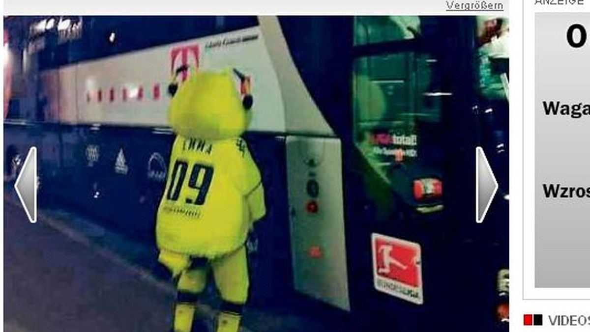 "Emma", maskotka Borussi Dortmund, została przyłapana podczas... sikania na autobus - informuje niemiecki "Bild". Wątpliwości raczej nie ma - słynna pszczółka została przyłapana w niedwuznacznej pozie.