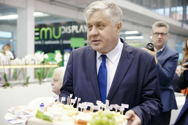 Polityka kadrowa – jeśli szukać powodów ewentualnej dymisji Jurgiela, ona właśnie może stać się główną jej przyczyną. A symbolem jest wymiana wieloletnich prezesów słynnych stadnin koni arabskich w Michałowie i Janowie Podlaskim. Od początku zmiana była prowadzona w atmosferze skandalu: prezes Agencji Nieruchomości Rolnych Waldemar Humięcki, mianowany przez Jurgiela, mówił o utracie zaufania do ustępujących szefów stadnin oraz zarzucał im – zwłaszcza temu z Janowa – brak odpowiedniego nadzoru weterynaryjnego. Ale argument o nieodpowiednim nadzorze obrócił się szybko przeciwko szefowi ANR, gdy w ciągu kilku tygodni padły dwie klacze należące do Shirley Watts, żony perkusisty Rolling Stones. Czara goryczy przelała się po aukcji koni arabskich Pride of Poland i zamieszaniu wokół licytacji klaczy Emira (miała być gwiazdą pokazu), którą sprzedawano dwukrotnie. Organizatorom zarzucano niekompetencję, do dymisji podał się wiceprezes ANR Karol Tylenda. Sprawa stadnin może być wykorzystana przeciwko Jurgielowi w wewnętrznej rozgrywce w PiS. Nawet sztandarowe przedsięwzięcie, jakim jest ustawa o obrocie ziemią przygotowana przez resort rolnictwa, też jest zagrożone. Ustawa ma ukrócić spekulacje nieruchomościami rolnymi i wprowadza liczne ograniczenia w handlu nimi. Ostatnim akordem było zaskarżenie jej do Trybunału Konstytucyjnego przez rzecznika praw obywatelskich, który uważa, że ustawa zbyt mocno ingeruje w prawa własności zagwarantowane konstytucją.