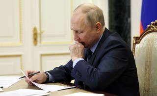 Popularny kanał na serwisie Telegram twierdzi, że Putin spadł ze schodów we własnej rezydencji. Otoczenie prezydenta nie potwierdza