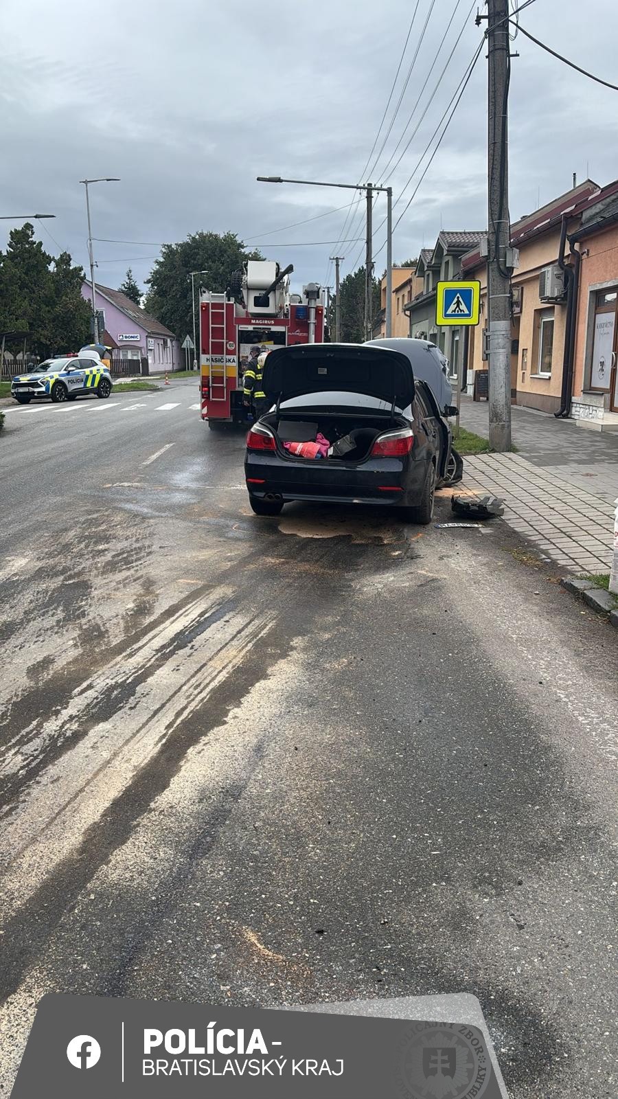 Opitý vodič v Malackách narazil do pevnej prekážky.