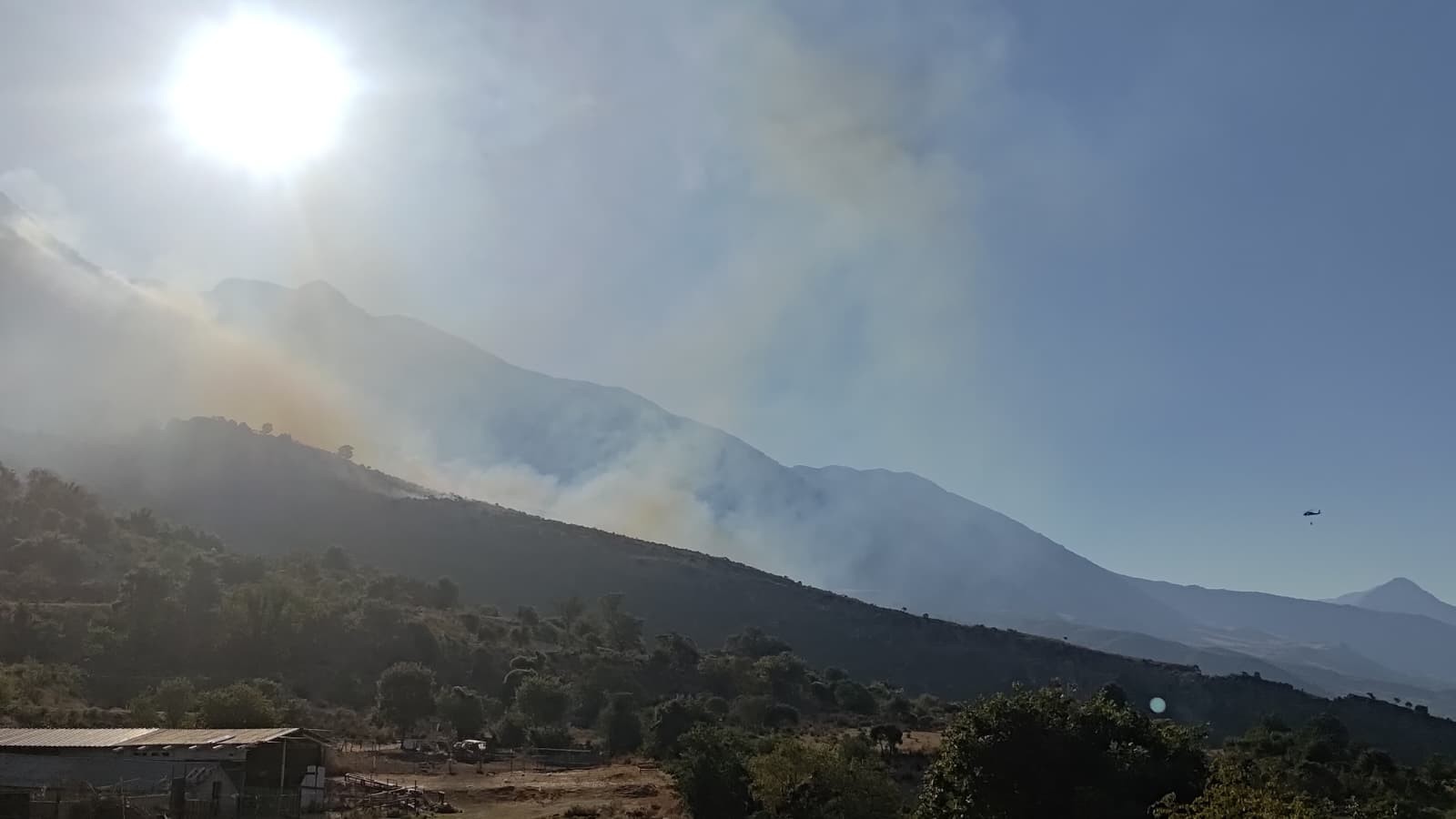 Zásah vyslaných hasičov v Albánsku nemal výrazný efekt, požiar sa šíri. 