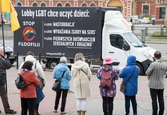 Przełomowy wyrok ws. homofobusów. "Kampania ma charakter szkalujący"