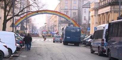 Policja broni tęczy. Może nie spłonie