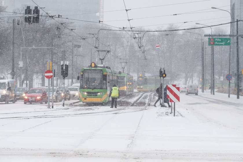 Pogodowy armagedon w całej Polsce! Zima znów zaskoczyła drogowców...