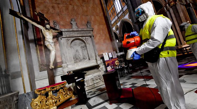 A tüdőgyulladást okozó újkoronavírus-járvány terjedésének megakadályozására a nápolyi San Domenico Maggiore-templomot fertőtlenítik 2020. március 6-án. 