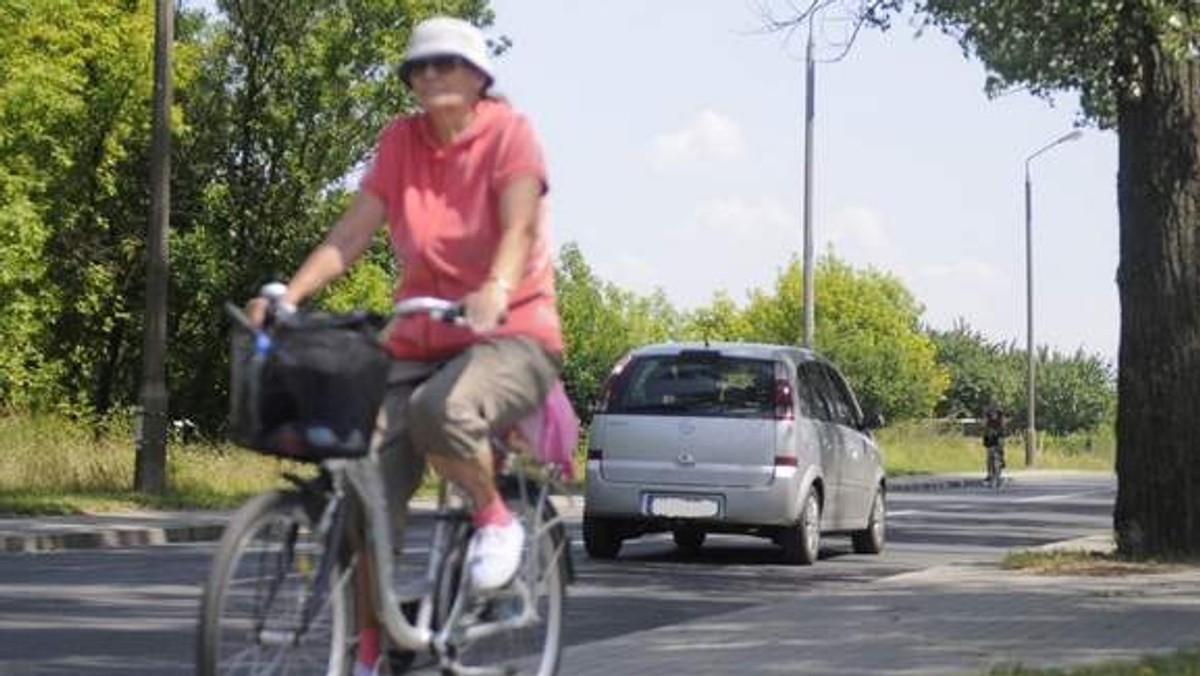 Rowerzyści boją się korzystać z jezdni i wolą jeździć chodnikiem na ulicy Inwalidów. Jest to jednak wykroczenie. Jednego z czytelników "Gazety Pomorskiej" - rowerzystę, zatrzymali ostatnio policjanci. Skończyło się tylko na upomnieniu, ale grożono mu gorszą karą.