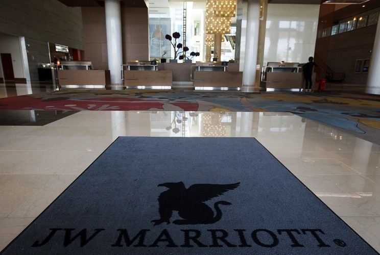 <b>8. Marriott International </b>
<br>
<br>
Międzynarodowa sieć luksusowych hoteli zatrudnia prawie 100 tys. pracowników, którzy zarabiają średnio 53 tys. dol. rocznie, a ponad 10 tys. zatrudnionych ma w firmie minimum 20-letni staż pracy.