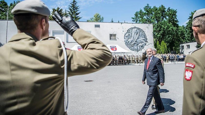 Macierewicz dostał odznakę honorową GROM-u. Za co?!