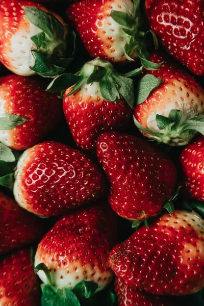 Depilacja może wiązać się z efektem ubocznym — powstawaniem krostek, które potocznie nazywa się &quot;truskawkową skórą&quot; (ang. strawberry skin) / Pexels