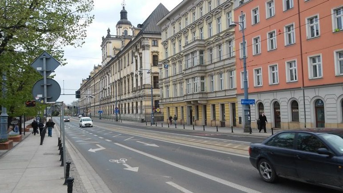 Członkowie Akcji Miasto zwrócili się do wrocławskiego magistratu z petycją o wyłączenie na stałe dwóch sygnalizacji świetlnych – przy moście Uniwersyteckim i moście Pomorskim. Zdaniem aktywistów zabieg ten sprawi, że mieszkańcy będą mogli swobodniej poruszać się po centrum. Na zmianach mają zyskać przede wszystkim pasażerowie. A co z kierowcami?