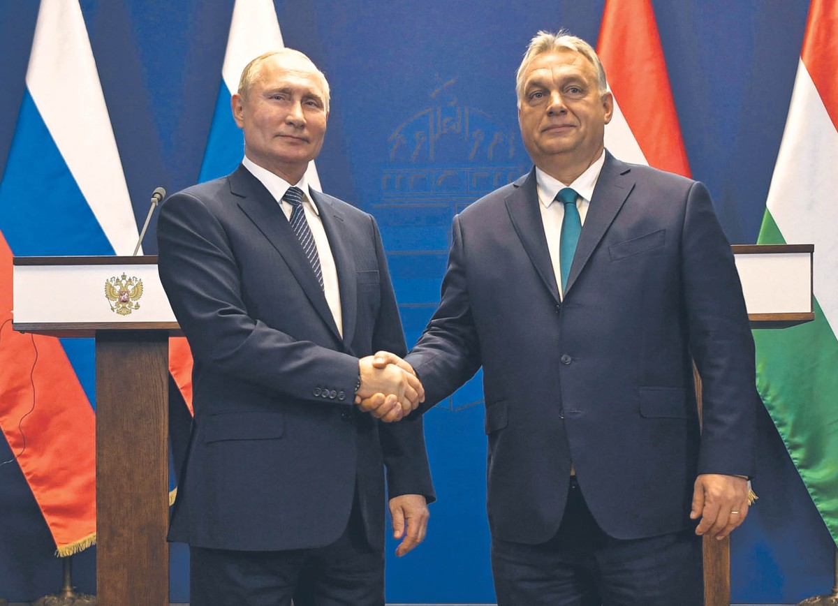Węgierska opozycja apeluje do Viktora Orbána (po prawej), by nie jechał do Moskwy