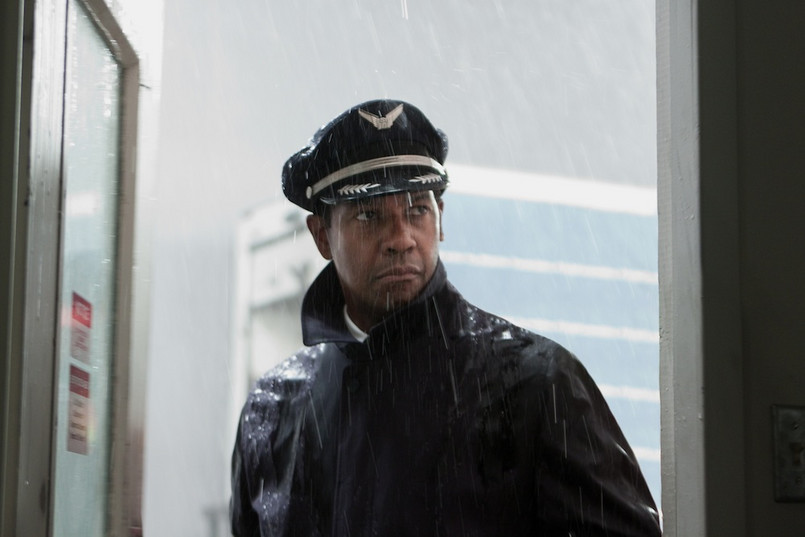"Lot" to historia pilota samolotu, Whipa Whitakera (Denzel Washington), któremu w obliczu katastrofy udaje się bezpiecznie wylądować i w ten sposób uratować życie pasażerów