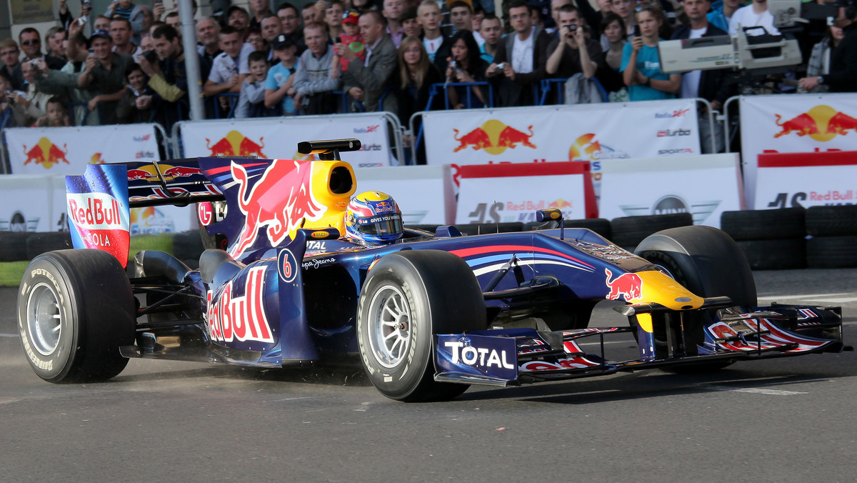 Aktualny wicelider mistrzostw świata Formuły 1 Australijczyk Mark Webber (Red Bull-Renault) w sobotę z prędkością 160 km/h pomknął bolidem ulicami wokół Placu Trzech Krzyży w Warszawie.